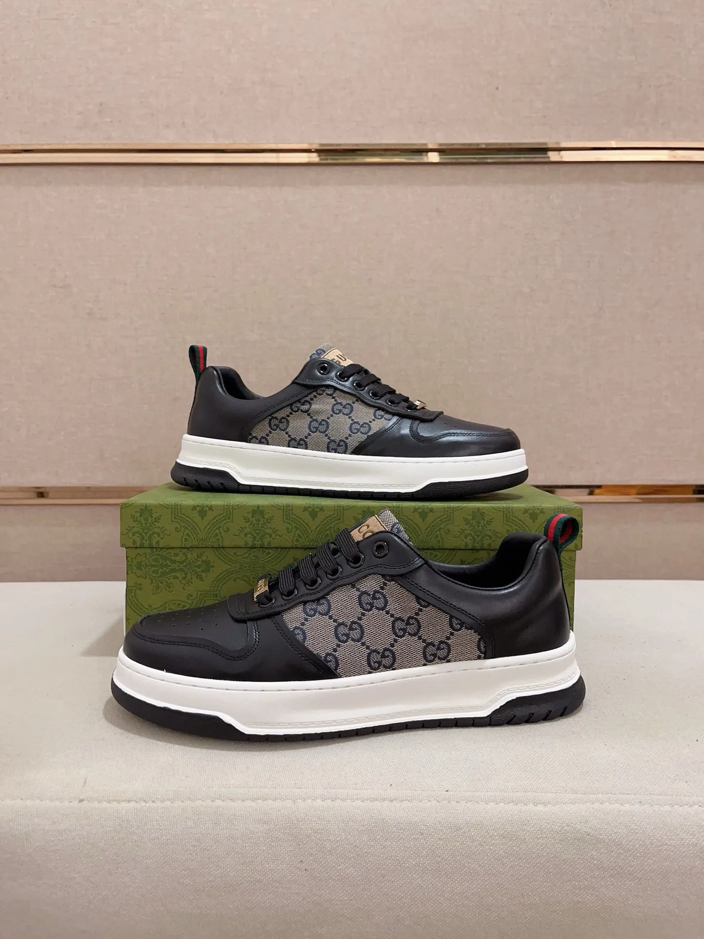 Men's clothing and shoes💰:400💰 (GUCCI) The latest model from the official website 🎁🎁Casual and fashionable men's shoes👟, hot style 💥The version is simple and elegant, exclusive for trendy men. Unique official website latest brand elements 👑Gucci original decoration, fashionable and generous, the fabric is original cowhide ✅sheepskin lining, the official website specifies wear-resistant casual outsole, the classic model is taken in kind at the counter🎬38-44 (45 is not returned or exchanged)